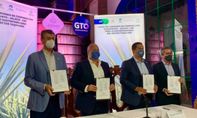 El gobernador de Jalisco, Enrique Alfaro y el gobernador de Guanajuato, Diego Sinhue, encabezaron la entrega de la certificación ARA. Foto EE: Cortesía