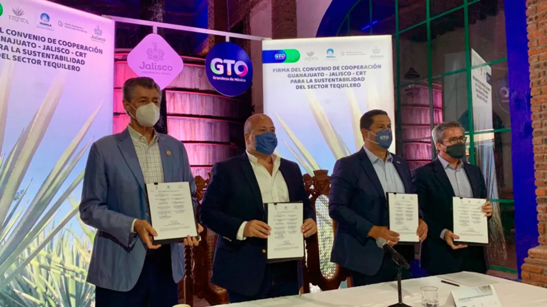 El gobernador de Jalisco, Enrique Alfaro y el gobernador de Guanajuato, Diego Sinhue, encabezaron la entrega de la certificación ARA. Foto EE: Cortesía