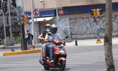 Usuarios de motocicletas portan cubrebocas como medida sanitaria. (Juan Carlos Bautista)