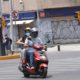 Usuarios de motocicletas portan cubrebocas como medida sanitaria. (Juan Carlos Bautista)