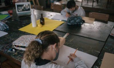 Niñas y niños regresaron a clases este lunes. (Bloomberg)