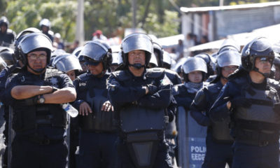 TLALIXTAC DE CABRERA, OAXACA, 28NOVIEMBRE2015.- Luego del enfrentamiento de esta madrugada, profesores de la sección 22 de la CNTE marcharon hacia Tlalixtac de Cabrera donde se celebró el examen de evaluación docente, en dicho sitio los profesores se enfrentaron nuevamente con policías federales quienes respondieron con granadas de gas. Los maestros fueron encabezados por su dirigente, Rubén Núñez Ginez y los uniformados por el comandante de la Unidad de Restablecimiento del Orden Público de la Policía Federal José Luis Solís "Espartaco. FOTO: ARTURO PÉREZ ALFONSO /CUARTOSCURO.COM