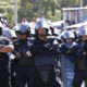 TLALIXTAC DE CABRERA, OAXACA, 28NOVIEMBRE2015.- Luego del enfrentamiento de esta madrugada, profesores de la sección 22 de la CNTE marcharon hacia Tlalixtac de Cabrera donde se celebró el examen de evaluación docente, en dicho sitio los profesores se enfrentaron nuevamente con policías federales quienes respondieron con granadas de gas. Los maestros fueron encabezados por su dirigente, Rubén Núñez Ginez y los uniformados por el comandante de la Unidad de Restablecimiento del Orden Público de la Policía Federal José Luis Solís "Espartaco. FOTO: ARTURO PÉREZ ALFONSO /CUARTOSCURO.COM