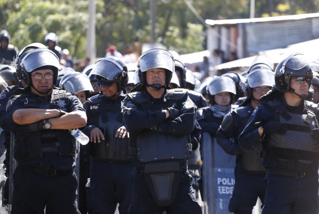 TLALIXTAC DE CABRERA, OAXACA, 28NOVIEMBRE2015.- Luego del enfrentamiento de esta madrugada, profesores de la sección 22 de la CNTE marcharon hacia Tlalixtac de Cabrera donde se celebró el examen de evaluación docente, en dicho sitio los profesores se enfrentaron nuevamente con policías federales quienes respondieron con granadas de gas. Los maestros fueron encabezados por su dirigente, Rubén Núñez Ginez y los uniformados por el comandante de la Unidad de Restablecimiento del Orden Público de la Policía Federal José Luis Solís "Espartaco. FOTO: ARTURO PÉREZ ALFONSO /CUARTOSCURO.COM